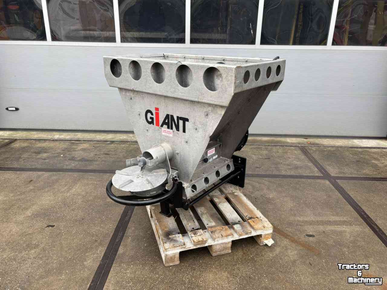 Sneeuwruim werktuigen Giant Giant- Delimbe zoutstrooier T11.3-250