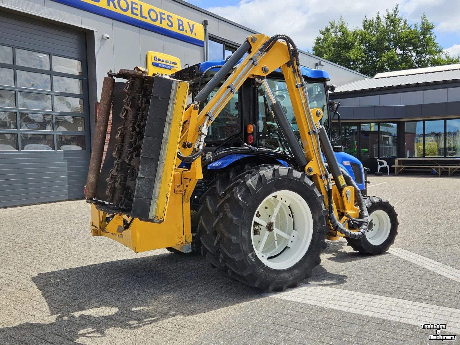 Smalspoor tractor New Holland Boomer 3050 met Bos Maaiarm