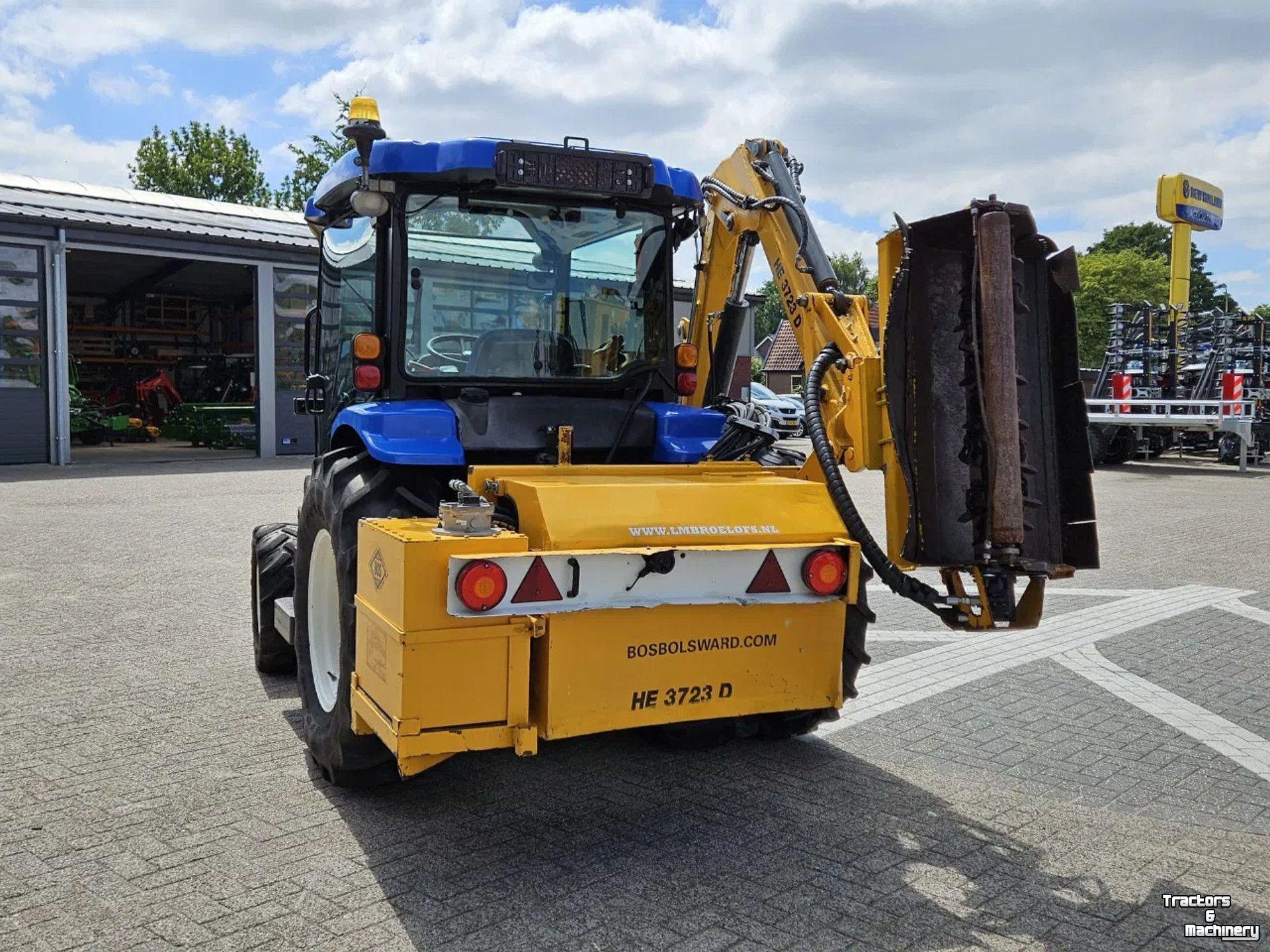 Smalspoor tractor New Holland Boomer 3050 met Bos Maaiarm