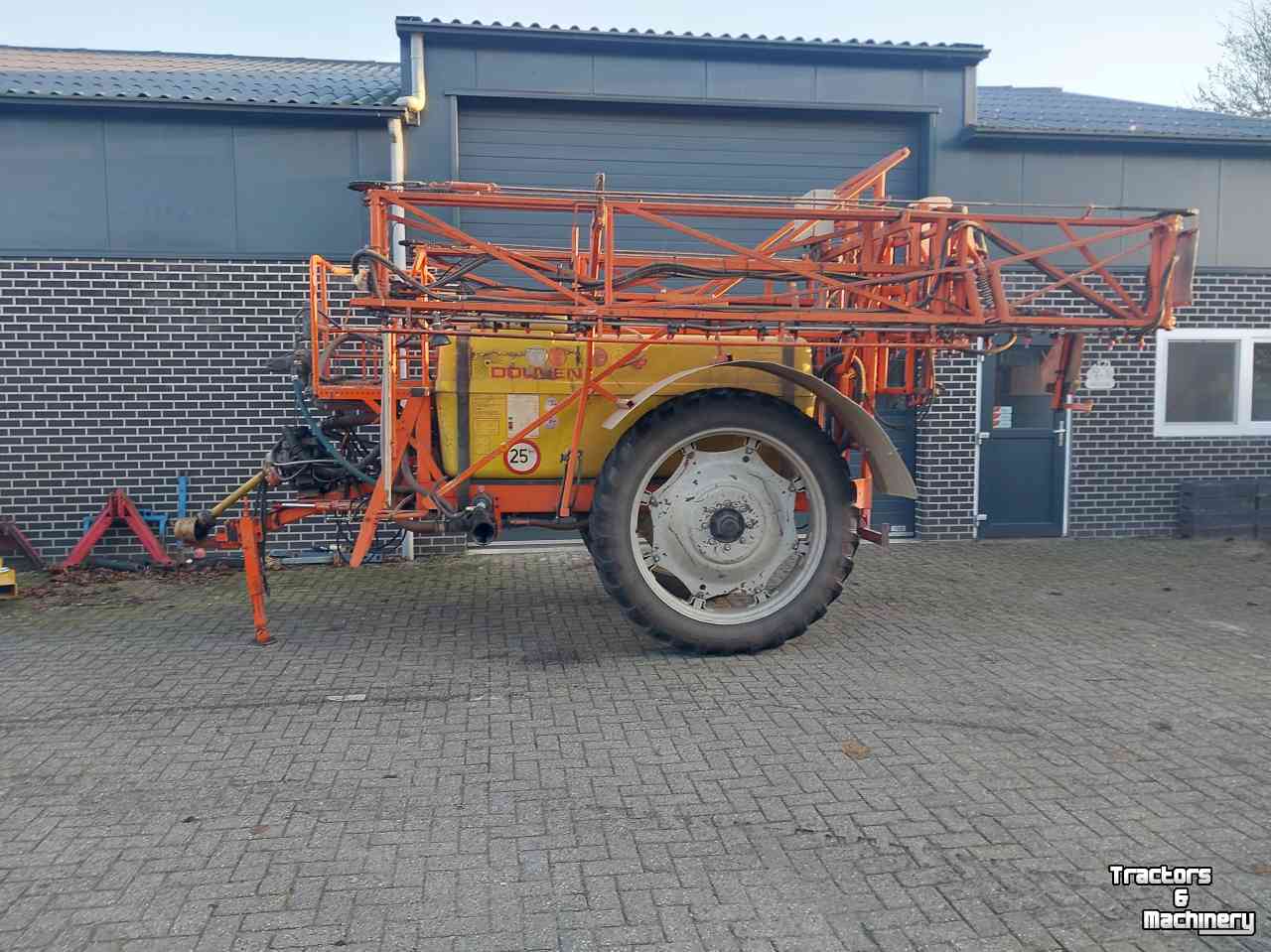Veldspuit Douven Getrokken veldspuit 2000 liter 27 meter breed