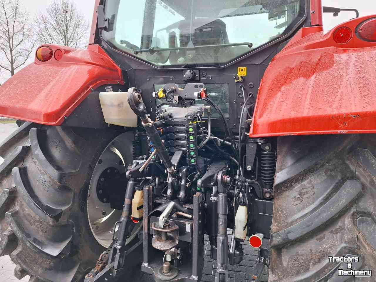 Traktoren Valtra N142 met Quicke Q68 DM voorlader