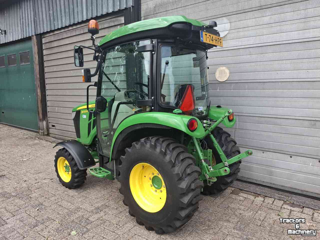 Compact tractor John Deere 3033R compact tractor smalspoor hydrostaat tuin en park communal kleine trekker mini