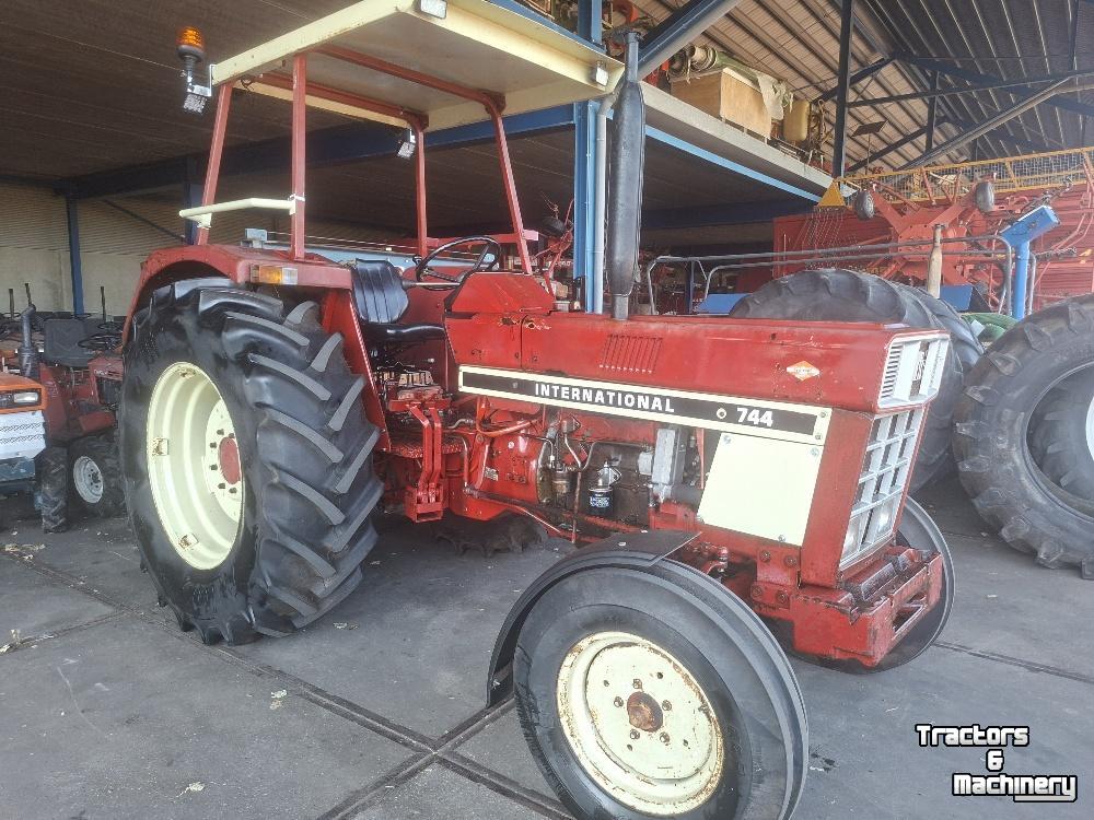 Tractor / Trekker International INTERNATIONAL 744