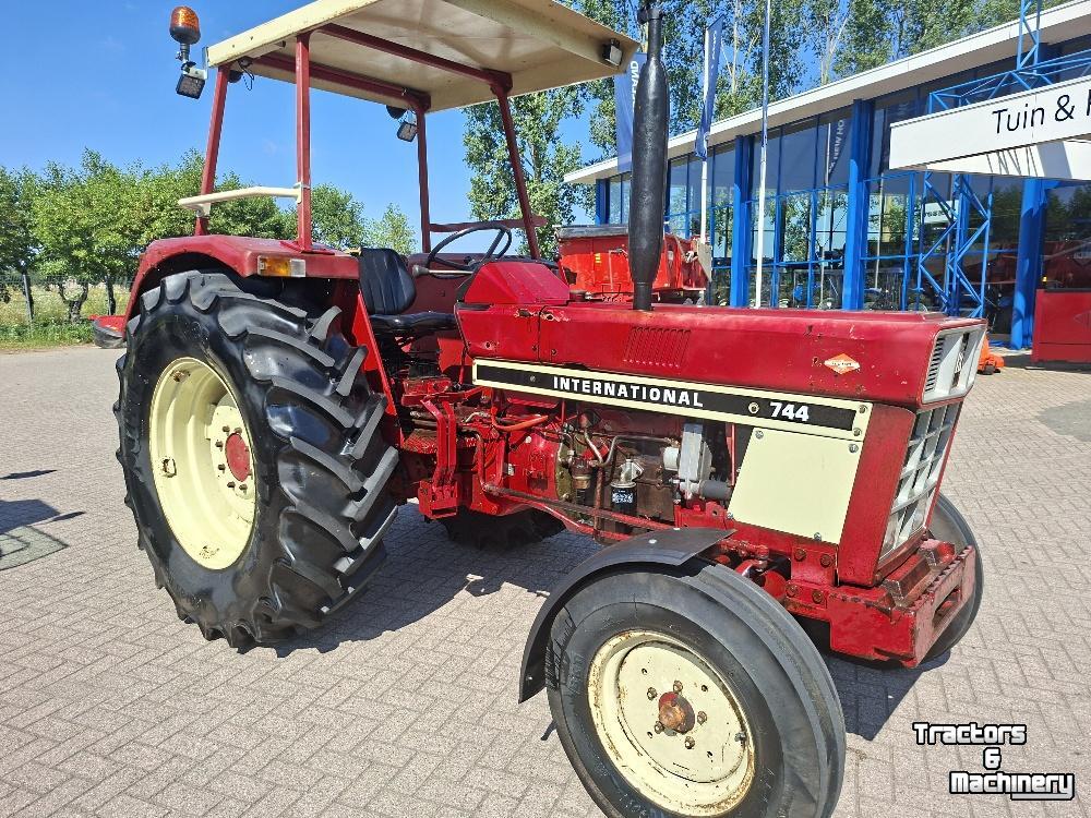 Tractor / Trekker International INTERNATIONAL 744