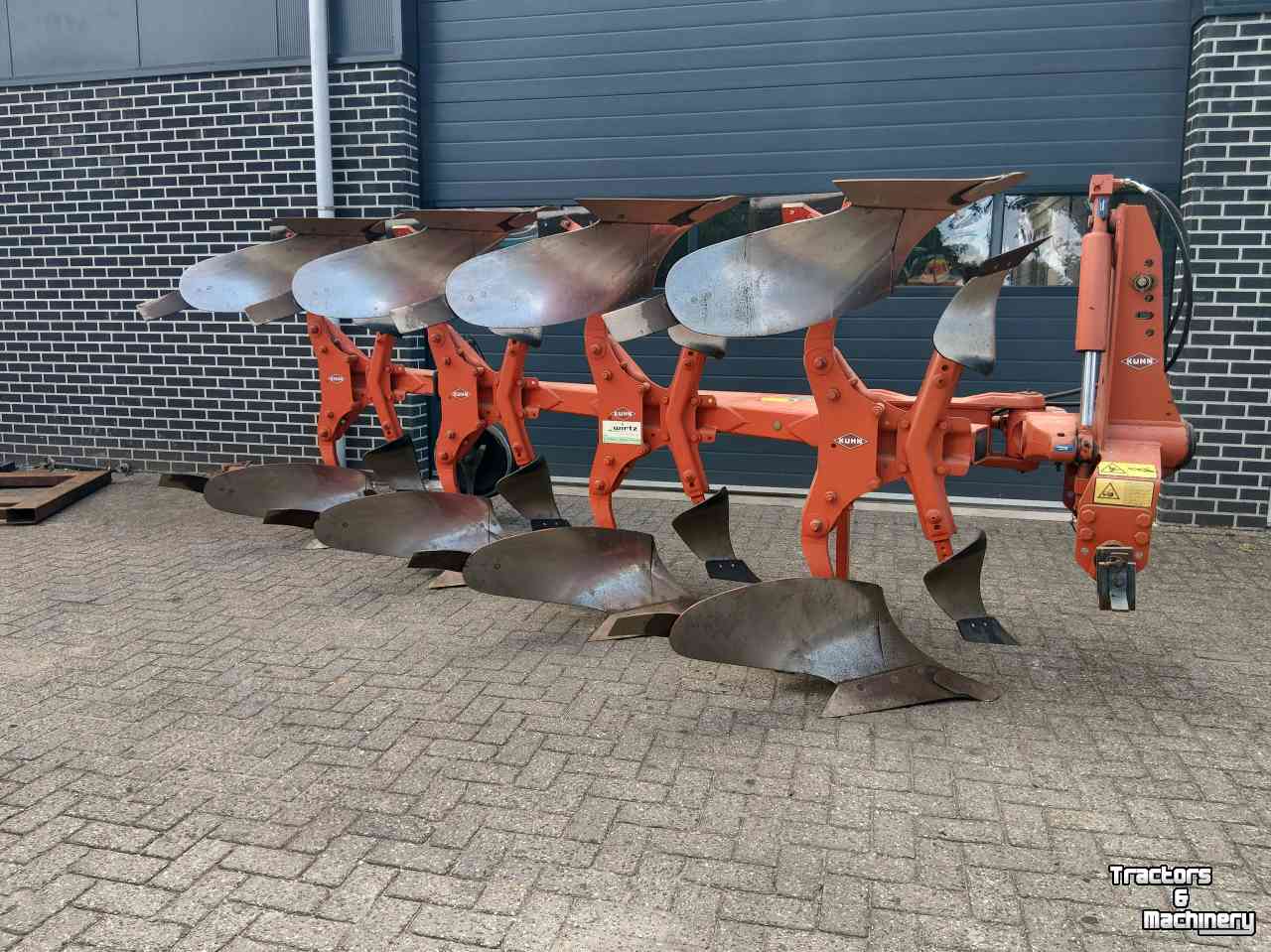Ploegen Kuhn Master 120 4 schaar ploeg