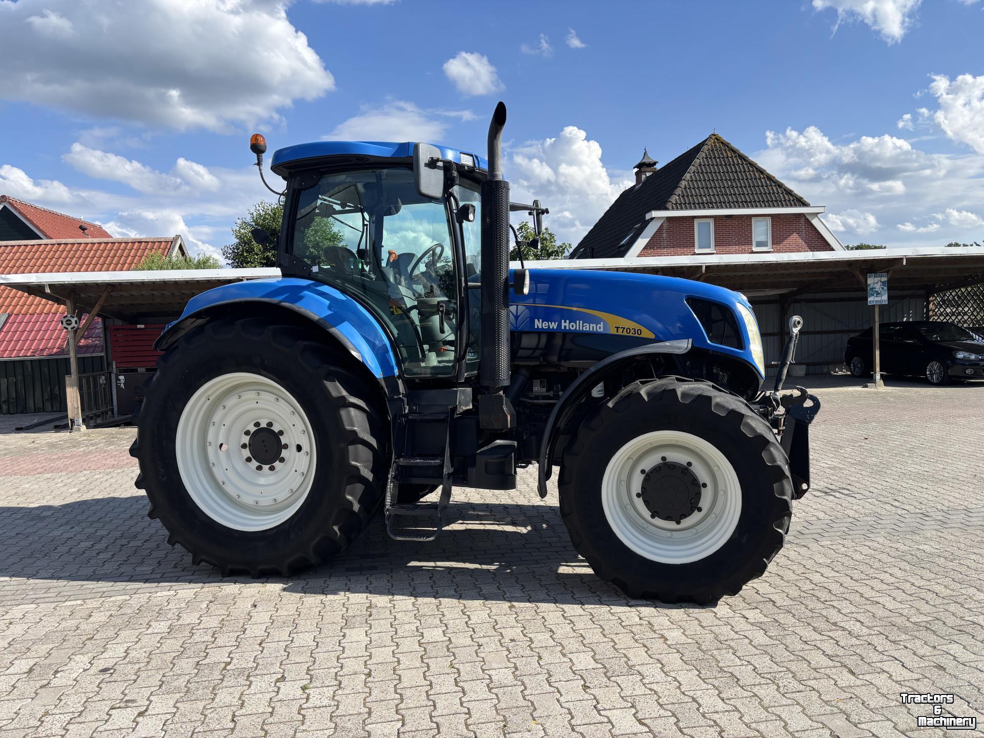 Tractor / Trekker New Holland T7030 PowerCommand. Fronthef, Vooras vering, 40km.