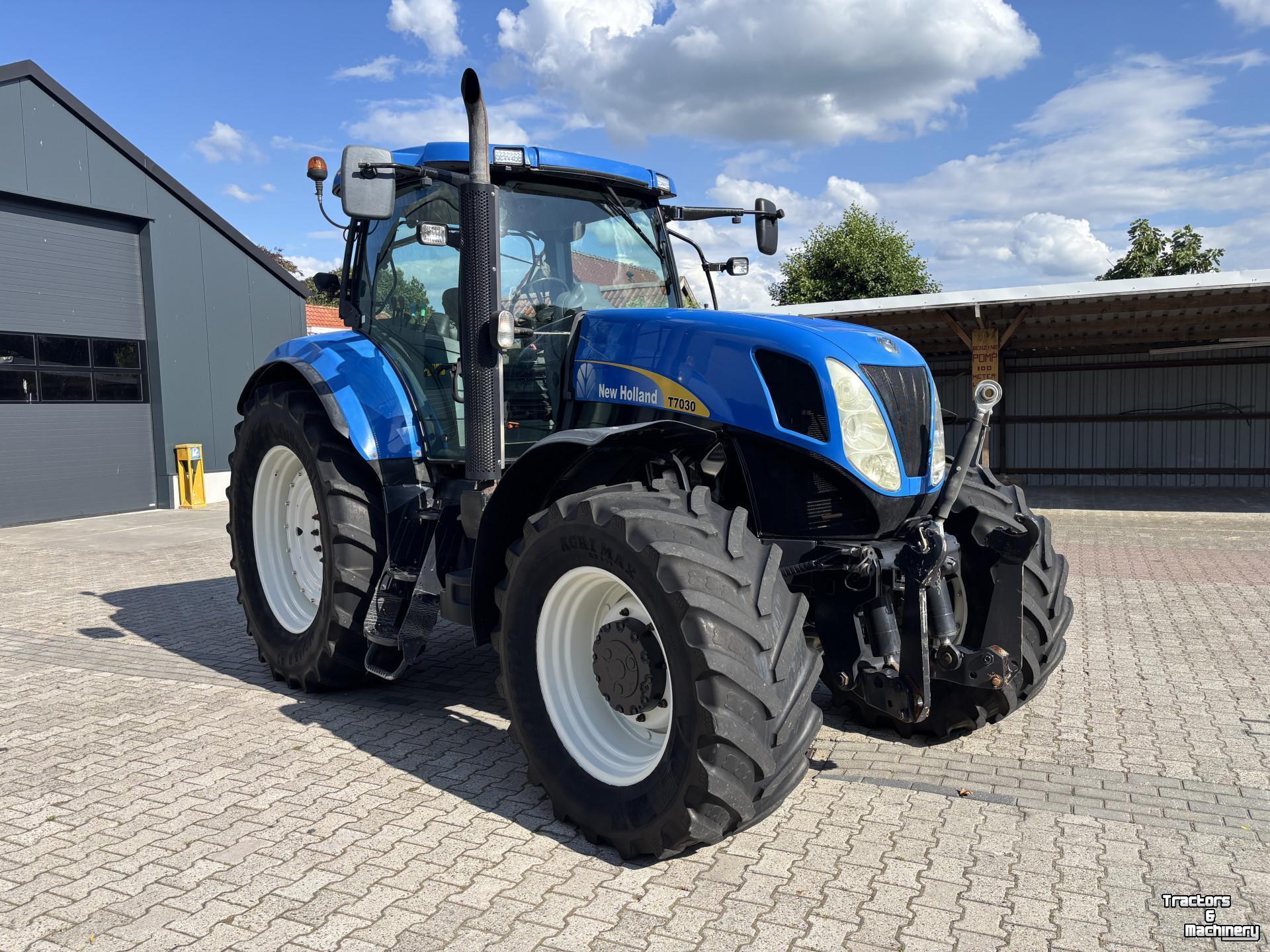 Tractor / Trekker New Holland T7030 PowerCommand. Fronthef, Vooras vering, 40km.