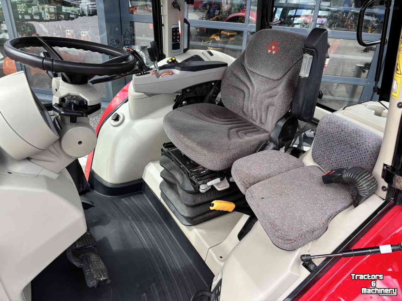 Tractor / Trekker Massey Ferguson 5711 SL Dyna- 4 Efficiënt met voorlader