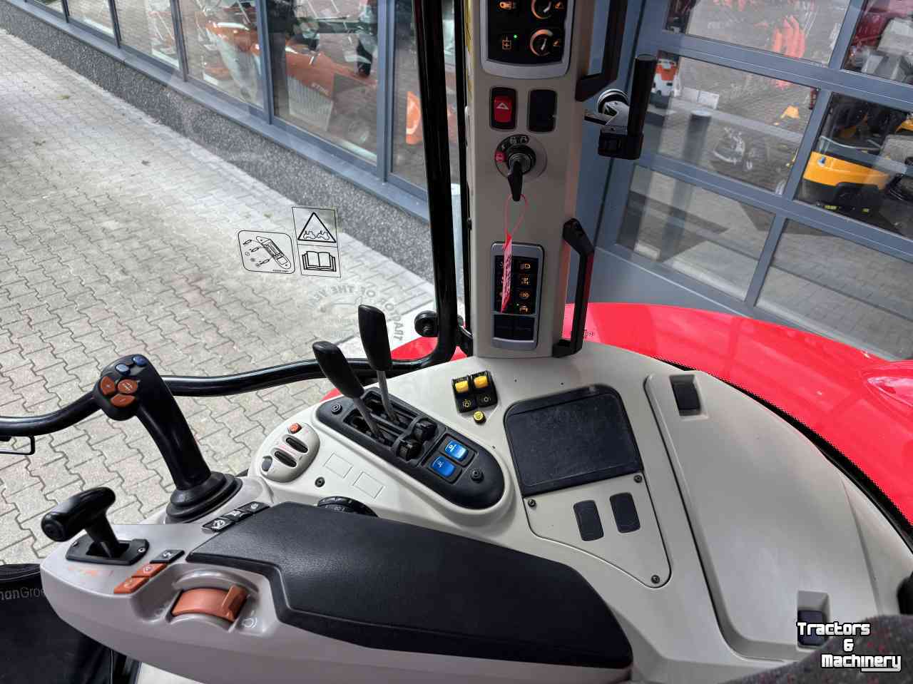 Tractor / Trekker Massey Ferguson 5711 SL Dyna- 4 Efficiënt met voorlader