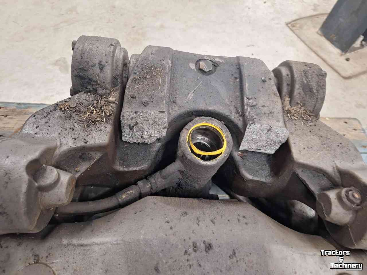 Gebruikte onderdelen van tractoren Massey Ferguson Dana 735/607 vooras defect