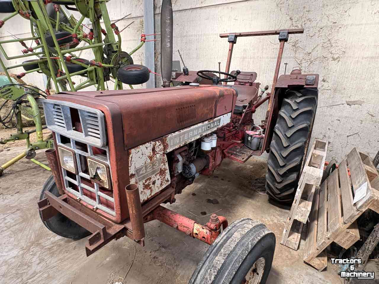 Compact tractor International 423