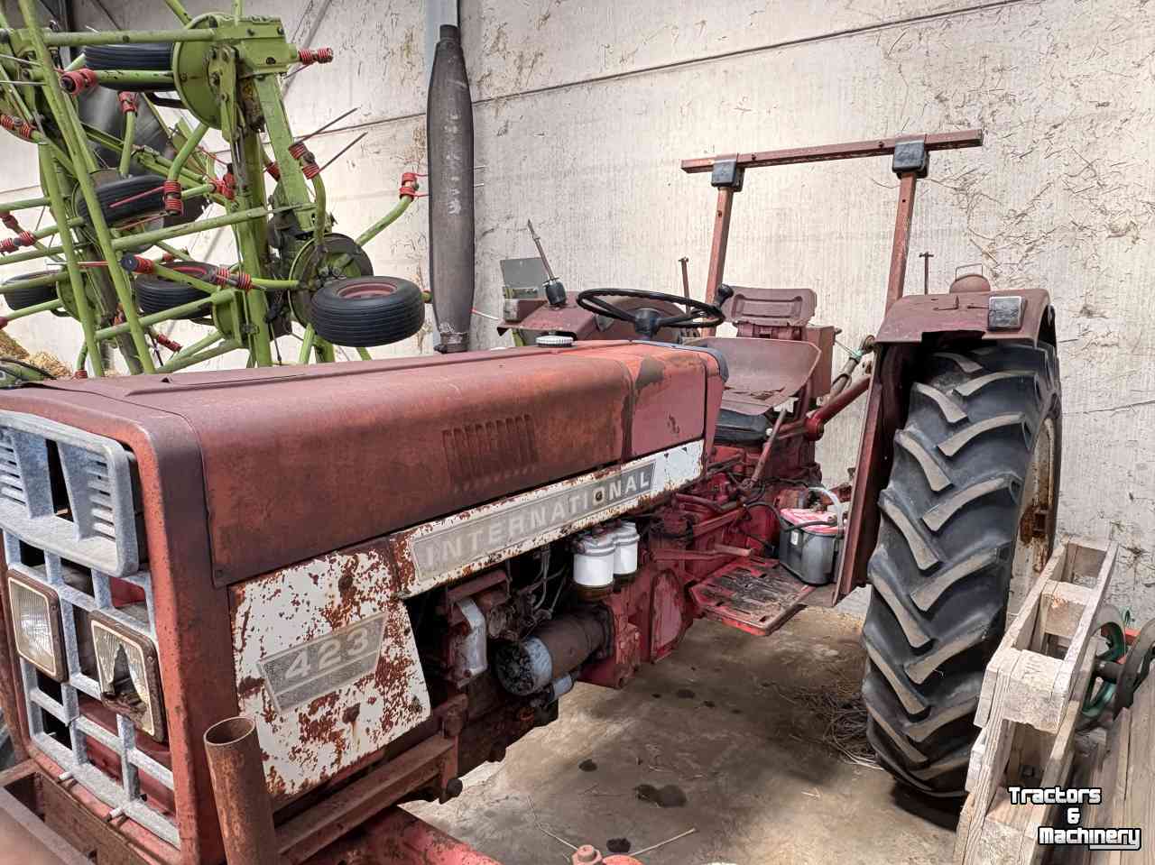 Compact tractor International 423