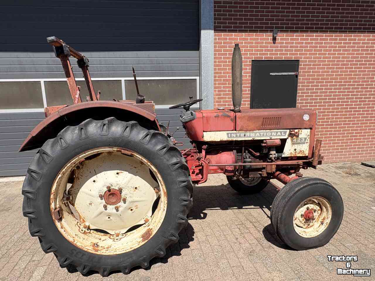 Compact tractor International 423