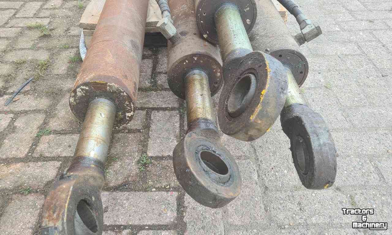 Diverse gebruikte onderdelen  4x dubbelwerkende cilinders