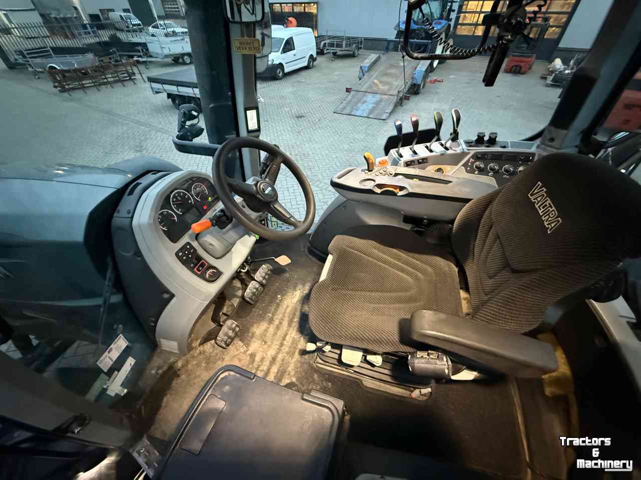 Tractor / Trekker Valtra T214