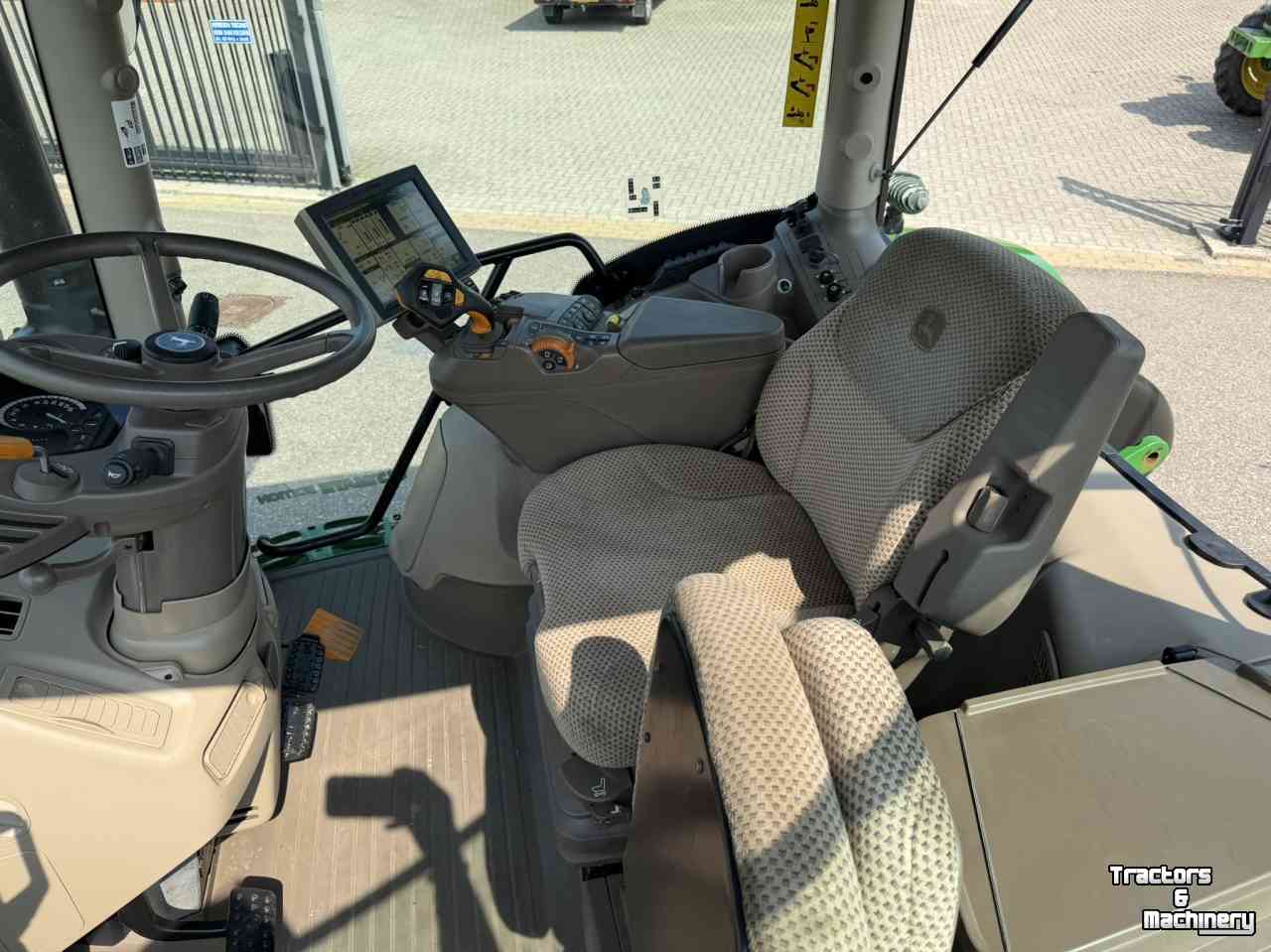 Tractor / Trekker John Deere 6130R 50 KM Command pro