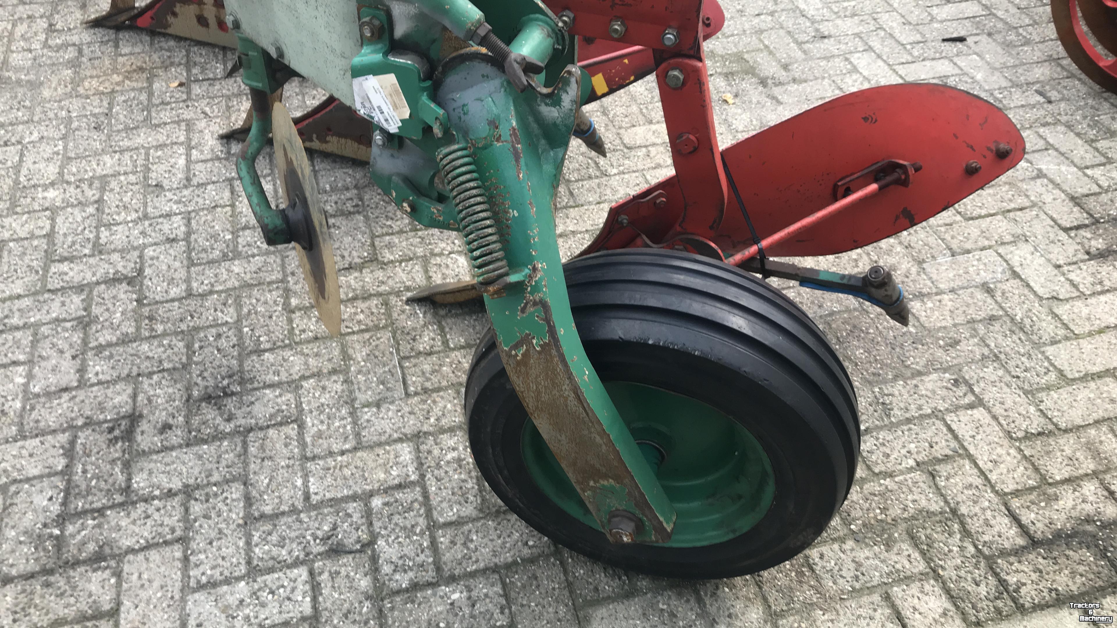 Ploegen Kverneland LD85 4-schaar met vorenpakker