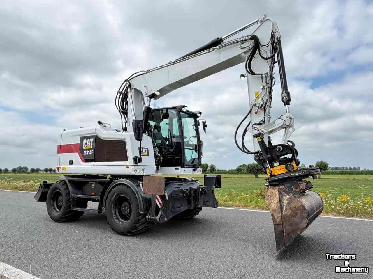 Bandenkraan / Graafmachine op wielen Caterpillar Cat M314F - Engcon + bakkenwagen Mobiele graafmachine Midejo