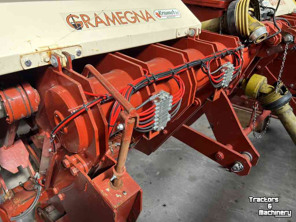 Spitmachine Gramegna 45 320 met smeersysteem en hydraulische hef