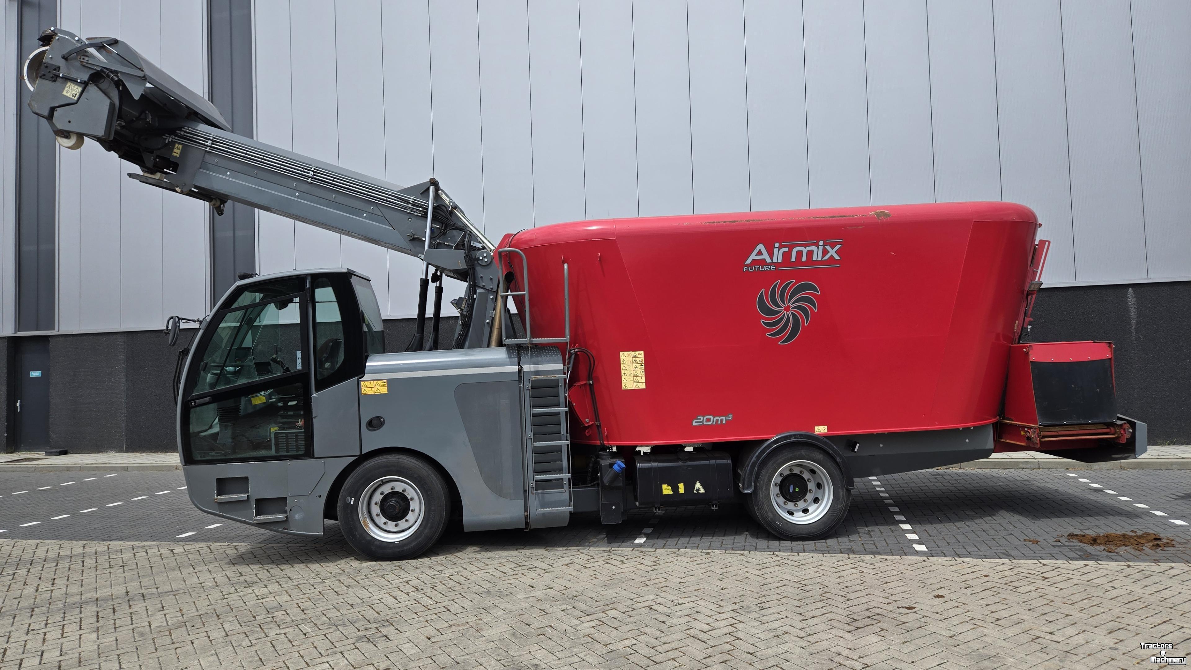 Voermengwagen Vertikaal Airmix Peecon Biga 20-215 Rapide zelfrijder