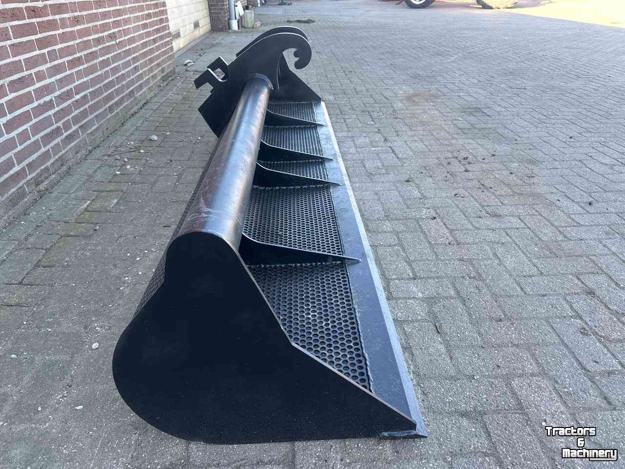 Overige aanbouwdelen en toebehoren  Baggerbak / Afwerkbak Nieuw