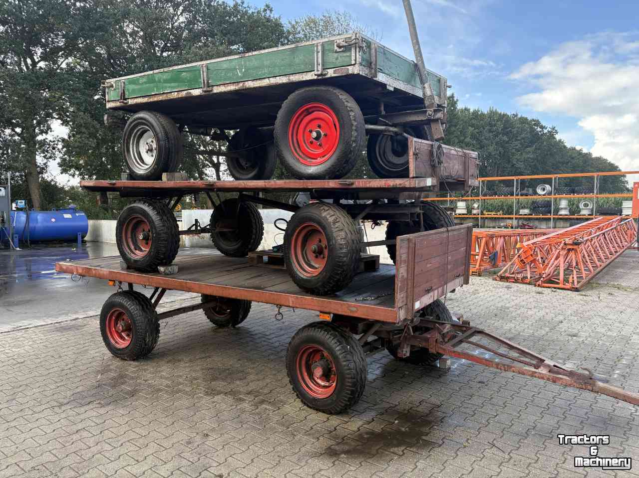 Vierwielige wagen / Landbouwwagen  Landbouw wagens 3 stuks met kenteken.
