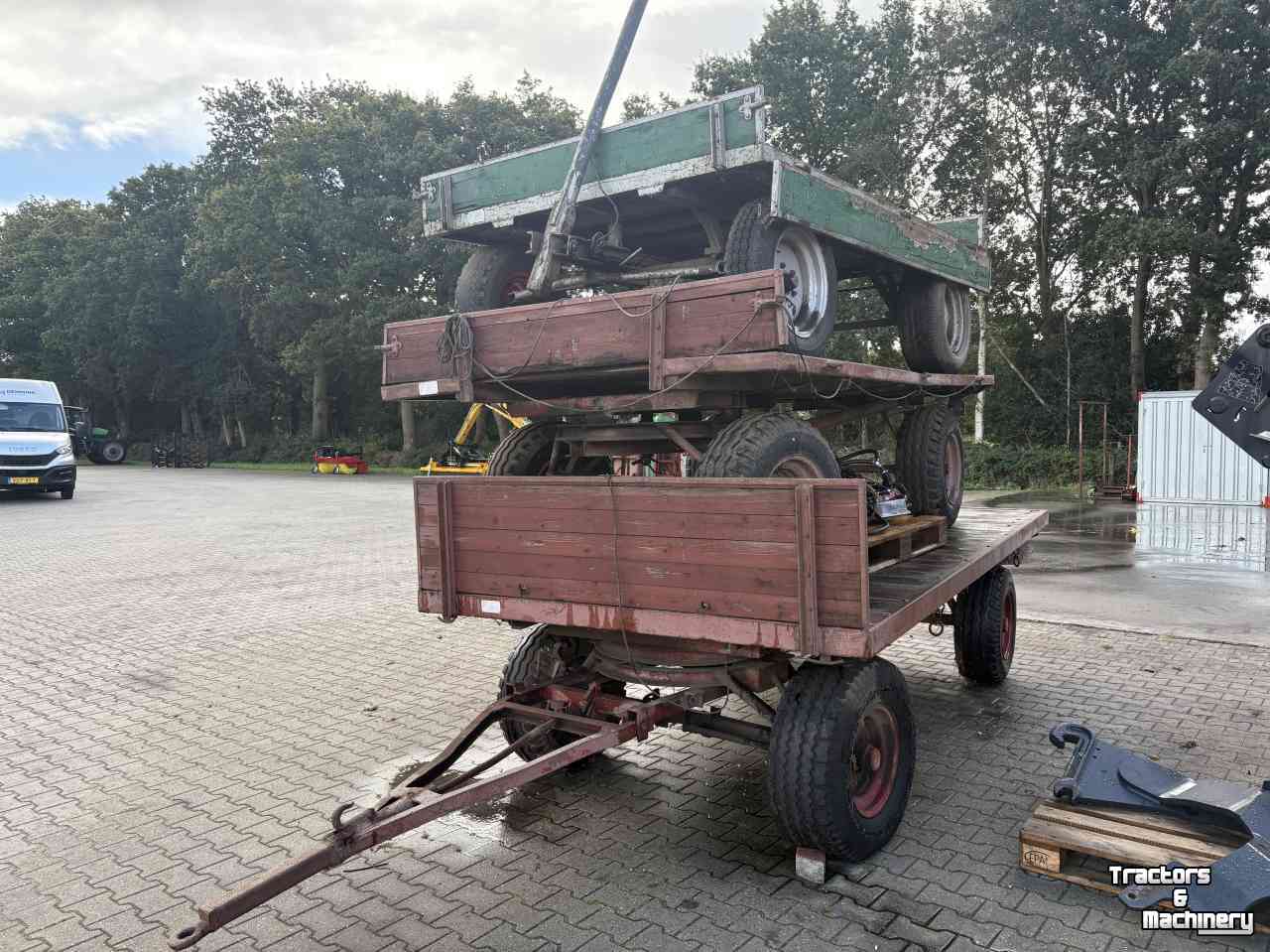 Vierwielige wagen / Landbouwwagen  Landbouw wagens 3 stuks met kenteken.