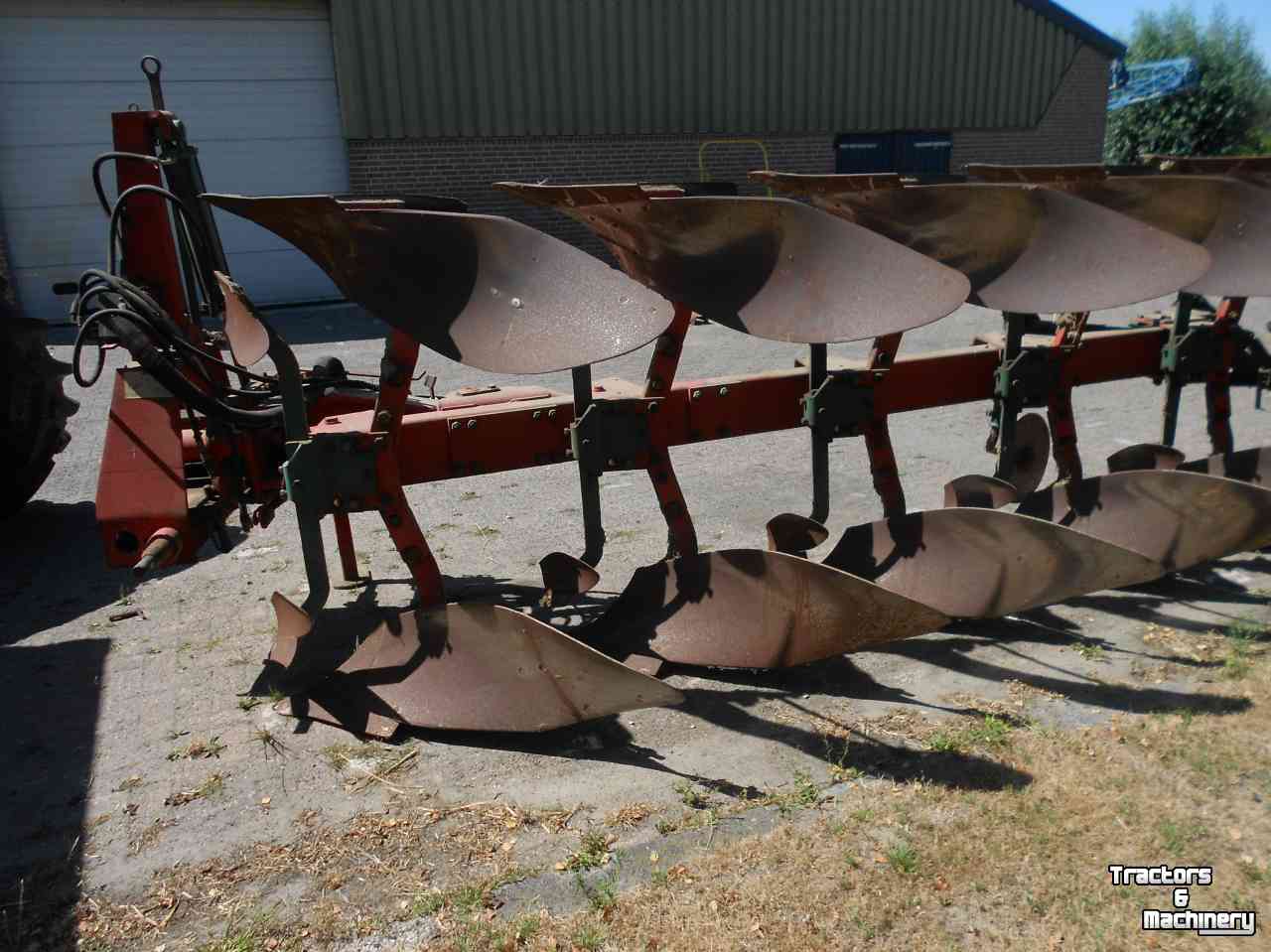 Ploegen Kverneland 4+1 schaar vario ploeg