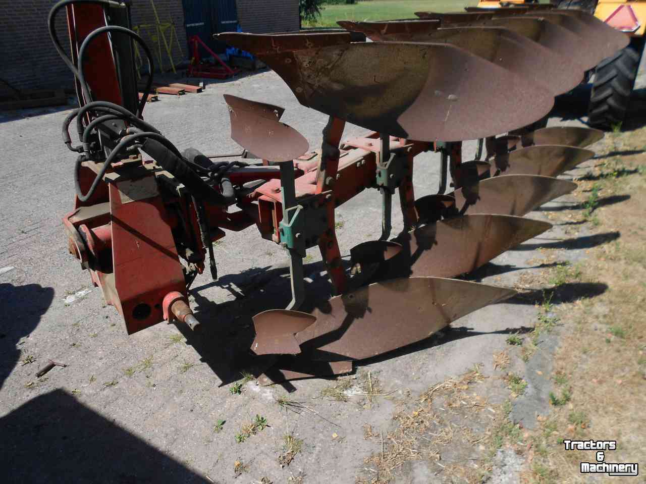 Ploegen Kverneland 4+1 schaar vario ploeg