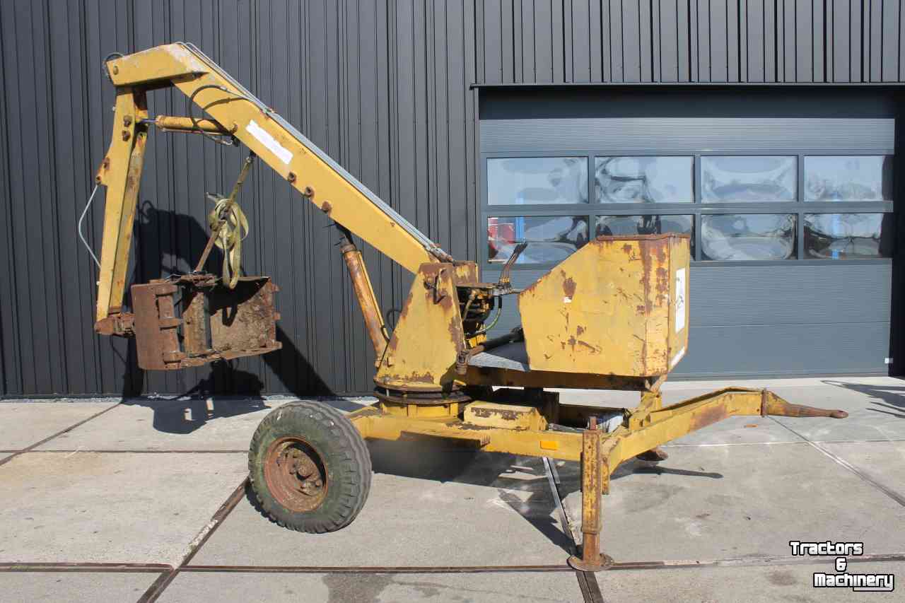 Graafmachine  Griesser 1614 getrokken kraan graafmachine op wielen met knijperbak