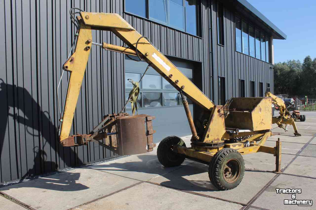 Graafmachine  Griesser 1614 getrokken kraan graafmachine op wielen met knijperbak
