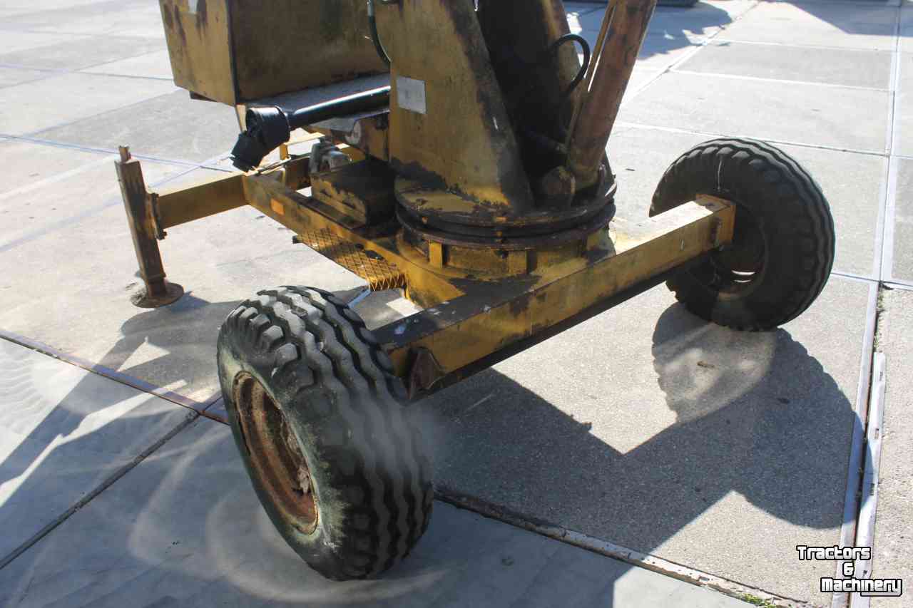 Graafmachine  Griesser 1614 getrokken kraan graafmachine op wielen met knijperbak
