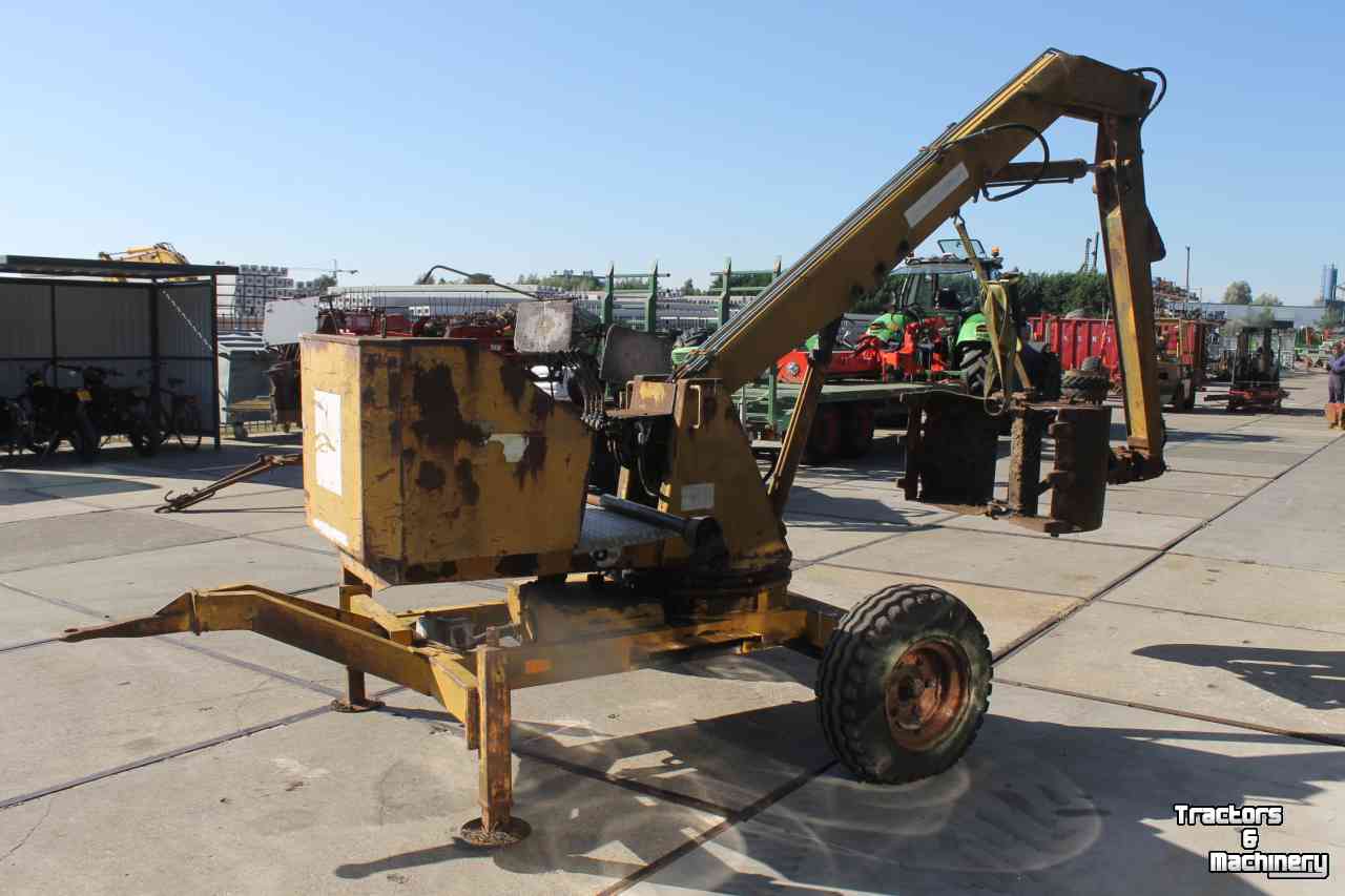Graafmachine  Griesser 1614 getrokken kraan graafmachine op wielen met knijperbak
