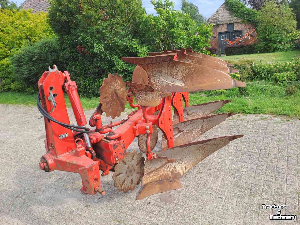Ploegen Niemeyer Delta 3-200 wentel ploeg