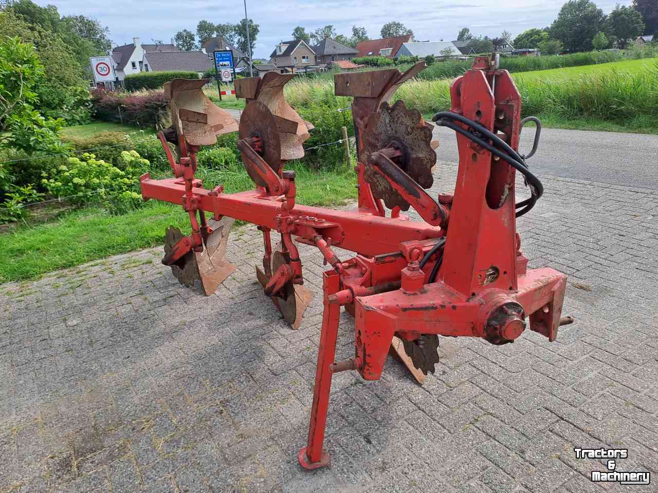Ploegen Niemeyer Delta 3-200 wentel ploeg