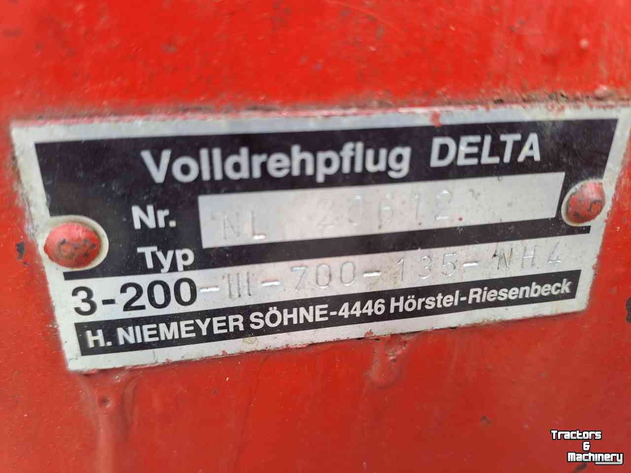 Ploegen Niemeyer Delta 3-200 wentel ploeg