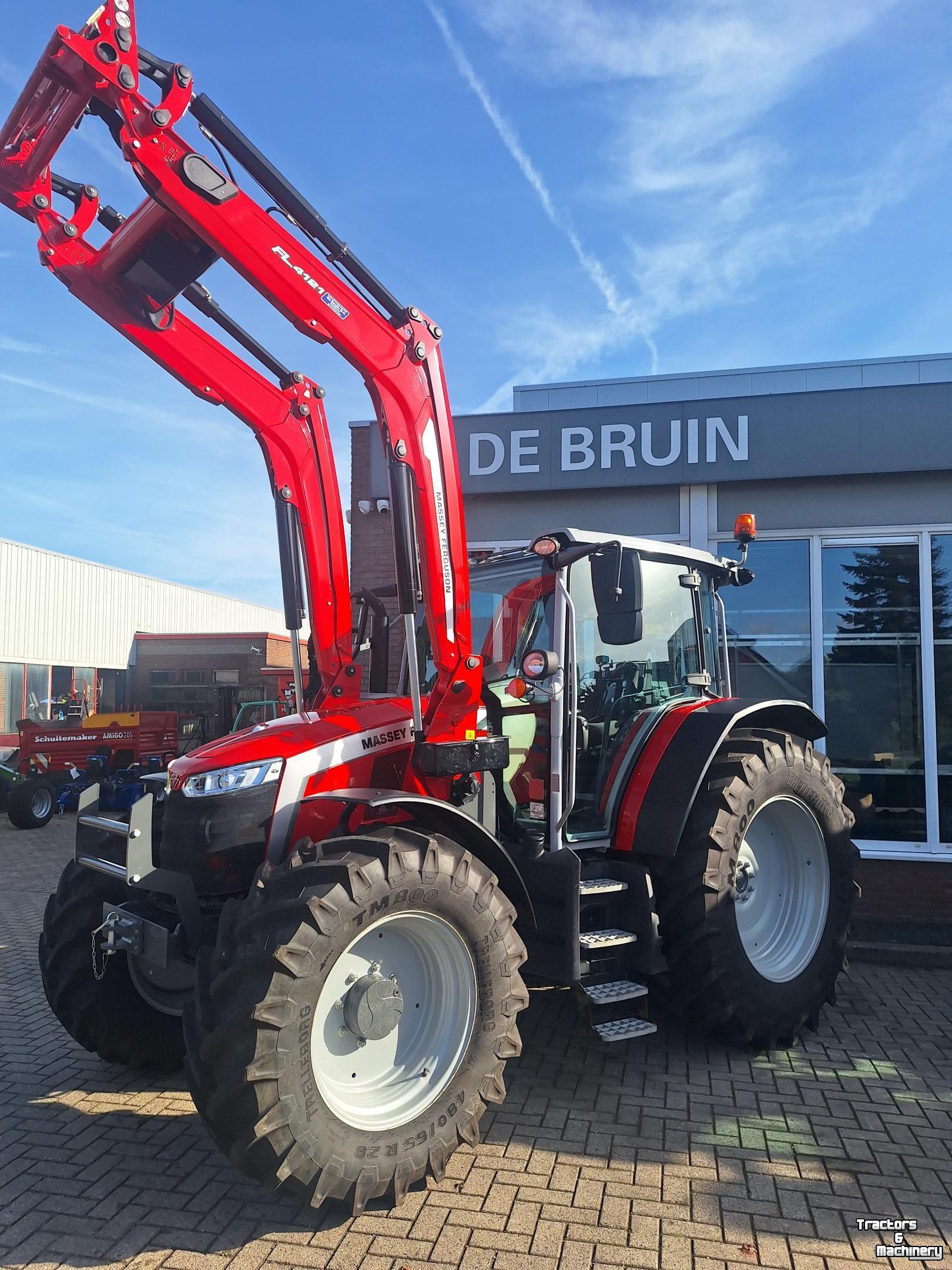 Tractor / Trekker Massey Ferguson 5M125 DYNA4 met FL4121