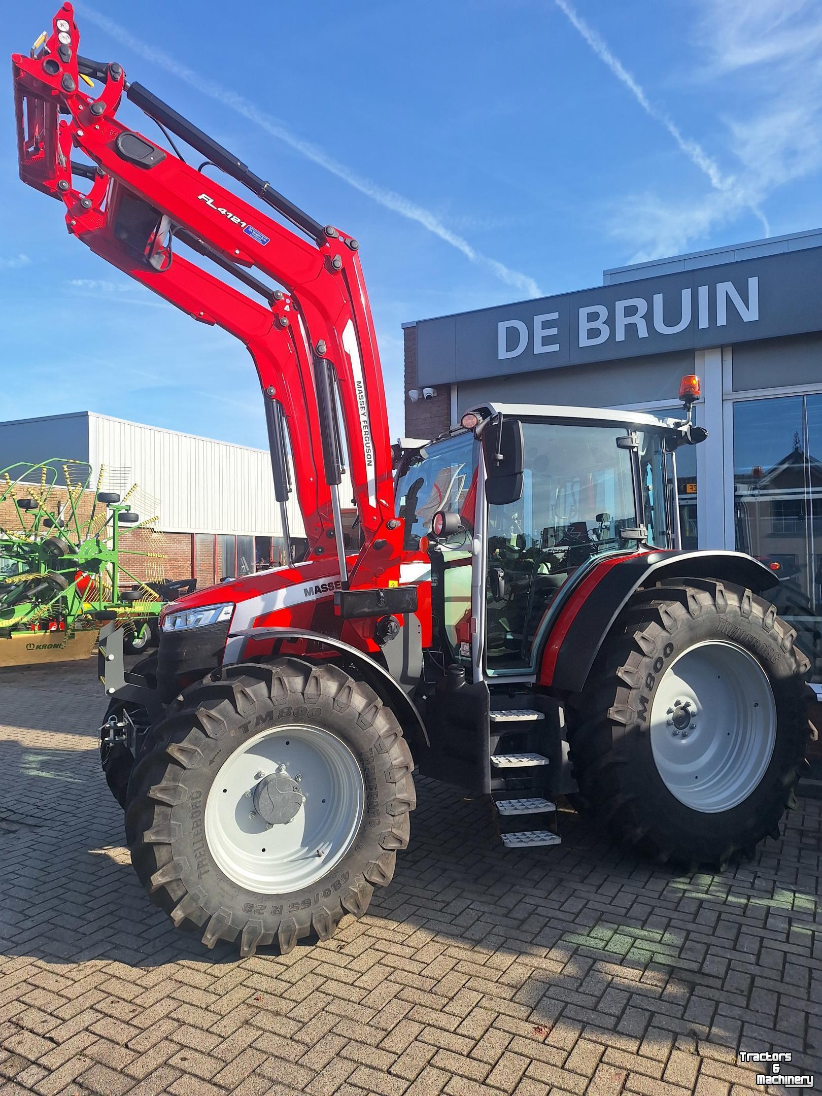 Tractor / Trekker Massey Ferguson 5M125 DYNA4 met FL4121