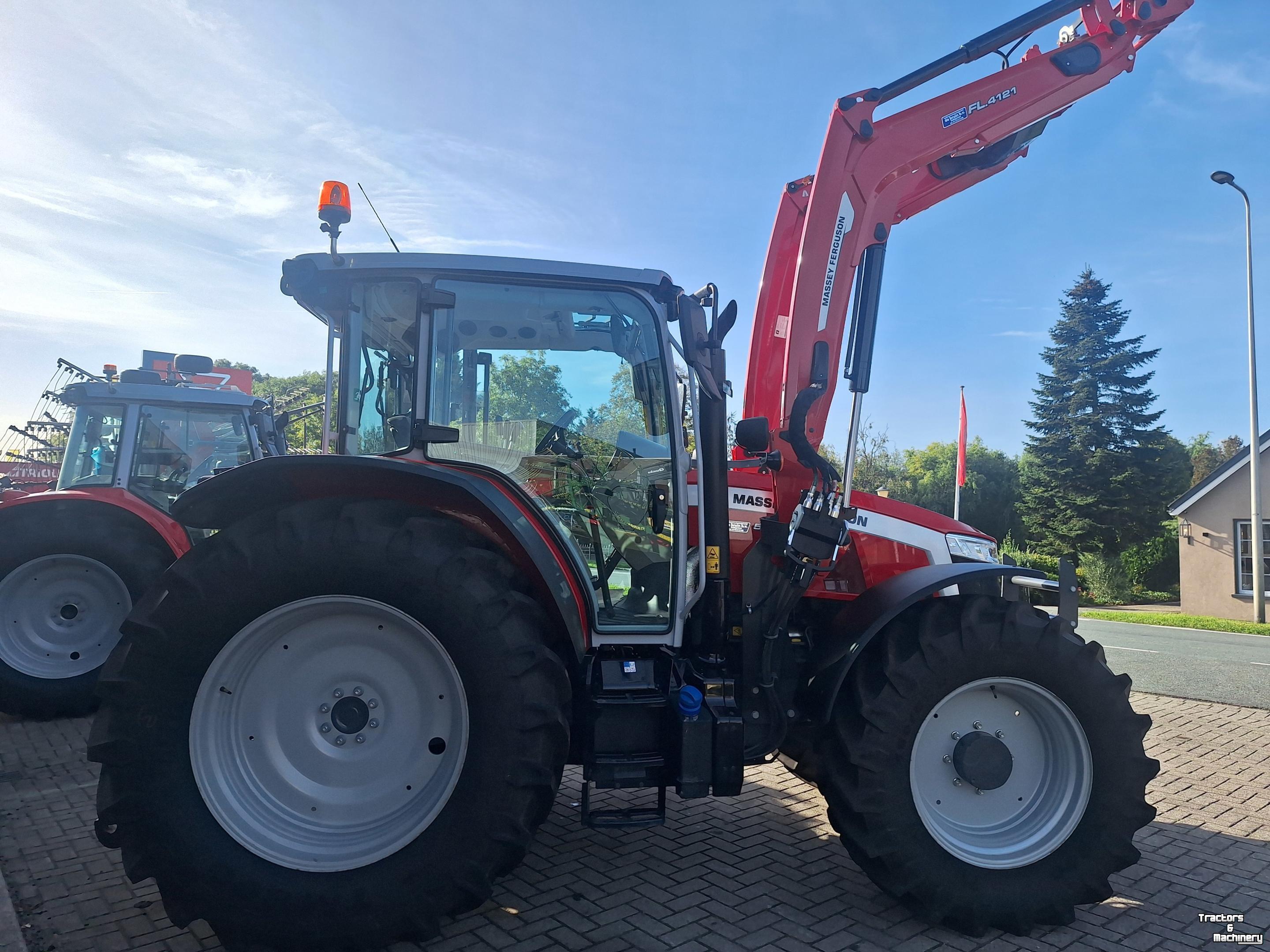 Tractor / Trekker Massey Ferguson 5M125 DYNA4 met FL4121