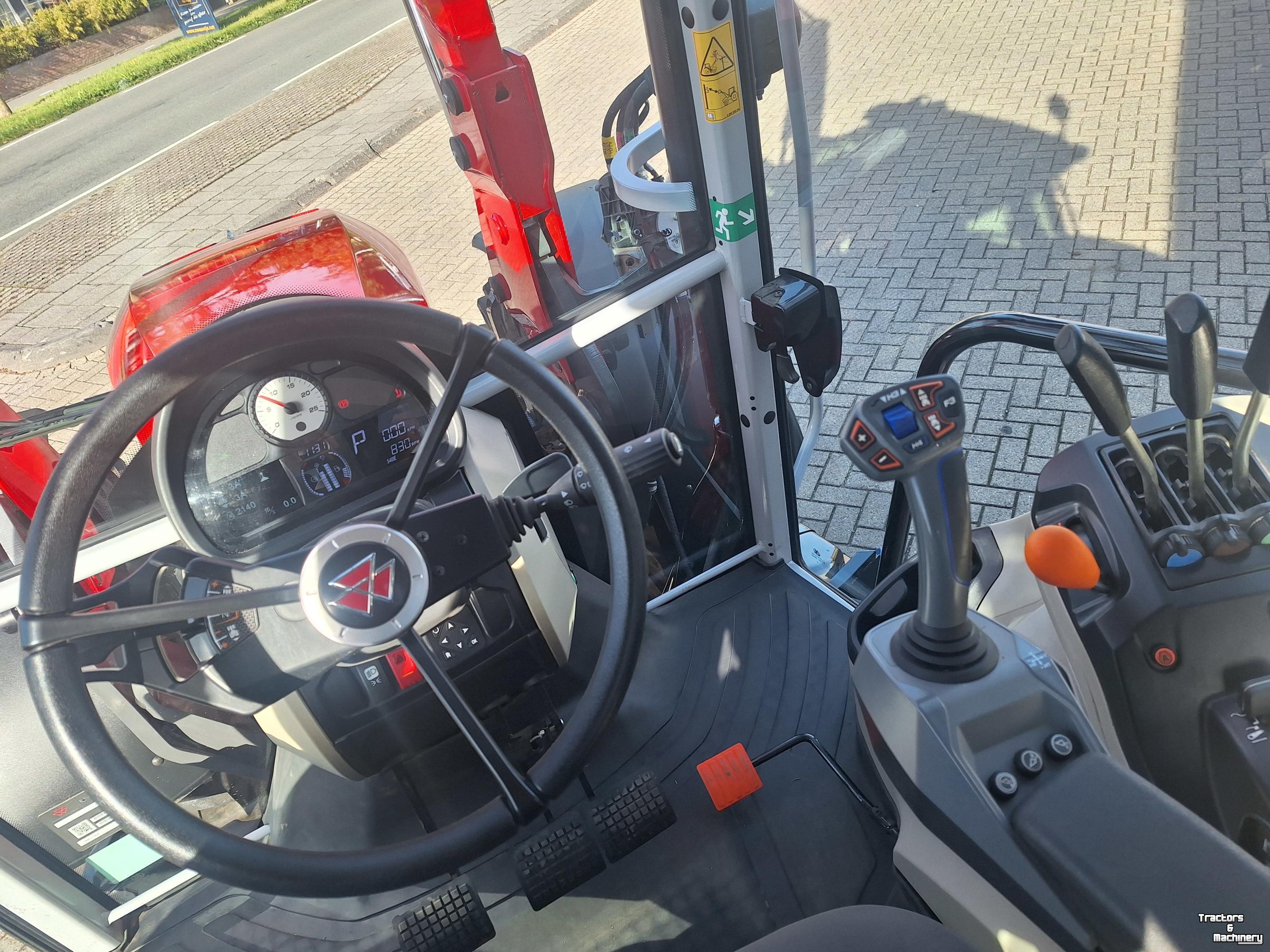 Tractor / Trekker Massey Ferguson 5M125 DYNA4 met FL4121