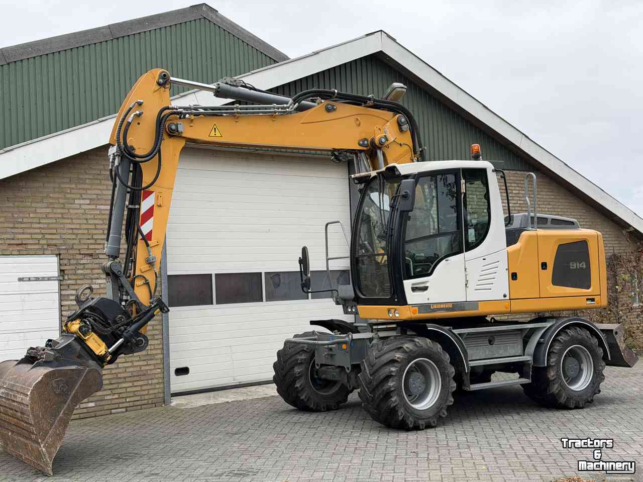 Graafmachine Liebherr A914 met Engcon draaikantelstuk