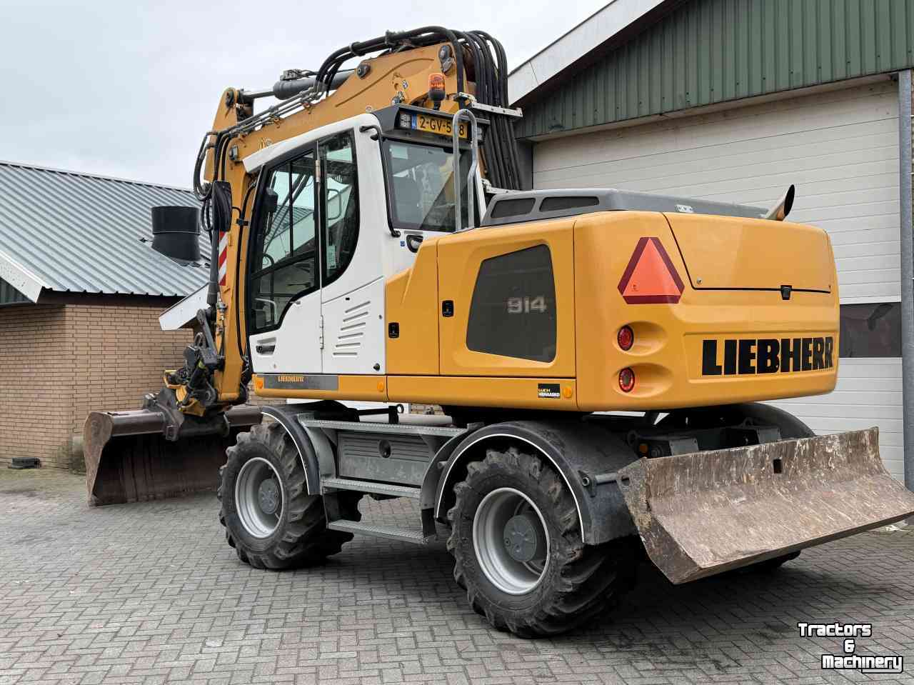 Graafmachine Liebherr A914 met Engcon draaikantelstuk