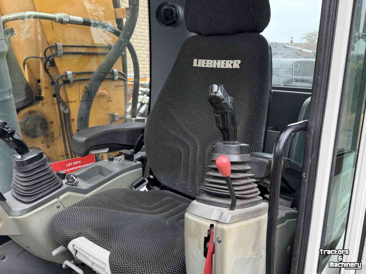Graafmachine Liebherr A914 met Engcon draaikantelstuk