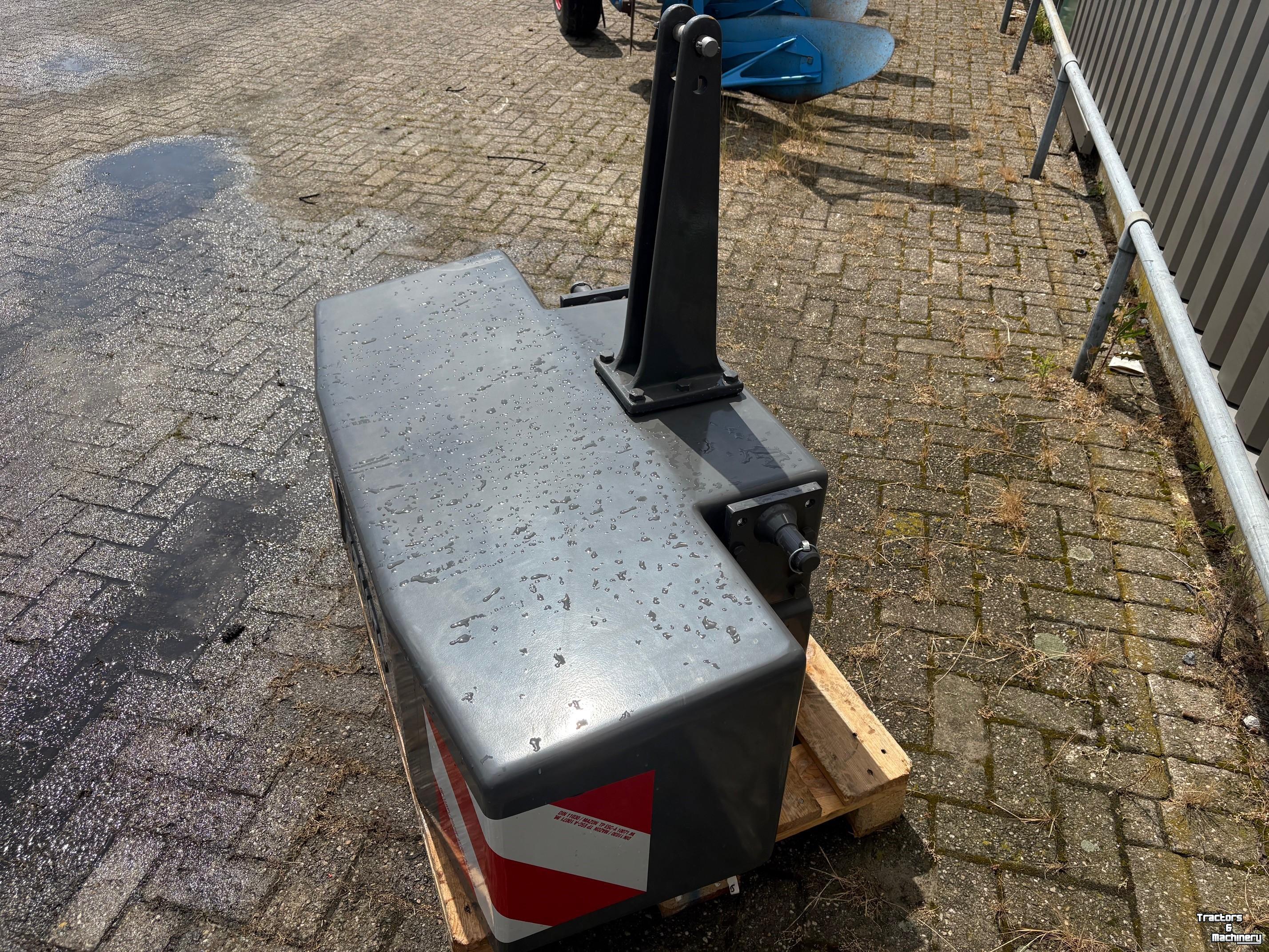 Overige machines voor weg-, berm-, en slootonderhoud  Fendt 2500kg frontgewicht