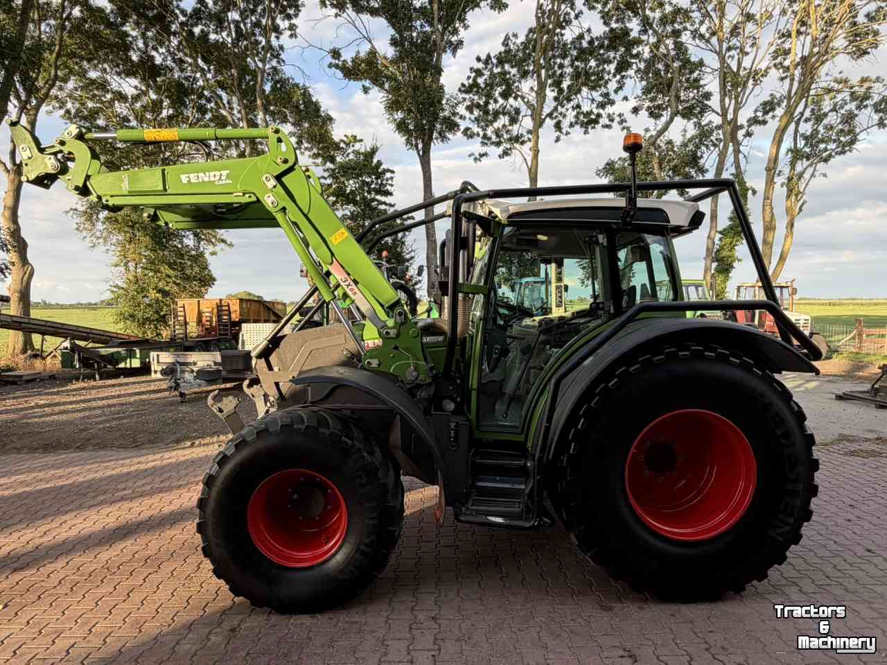 Tractor / Trekker Fendt 211 Vario met bosbouwbescherming / forestry protection