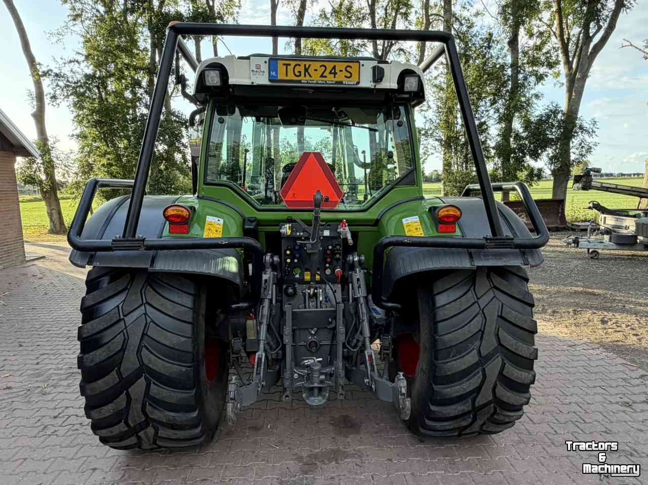 Tractor / Trekker Fendt 211 Vario met bosbouwbescherming / forestry protection