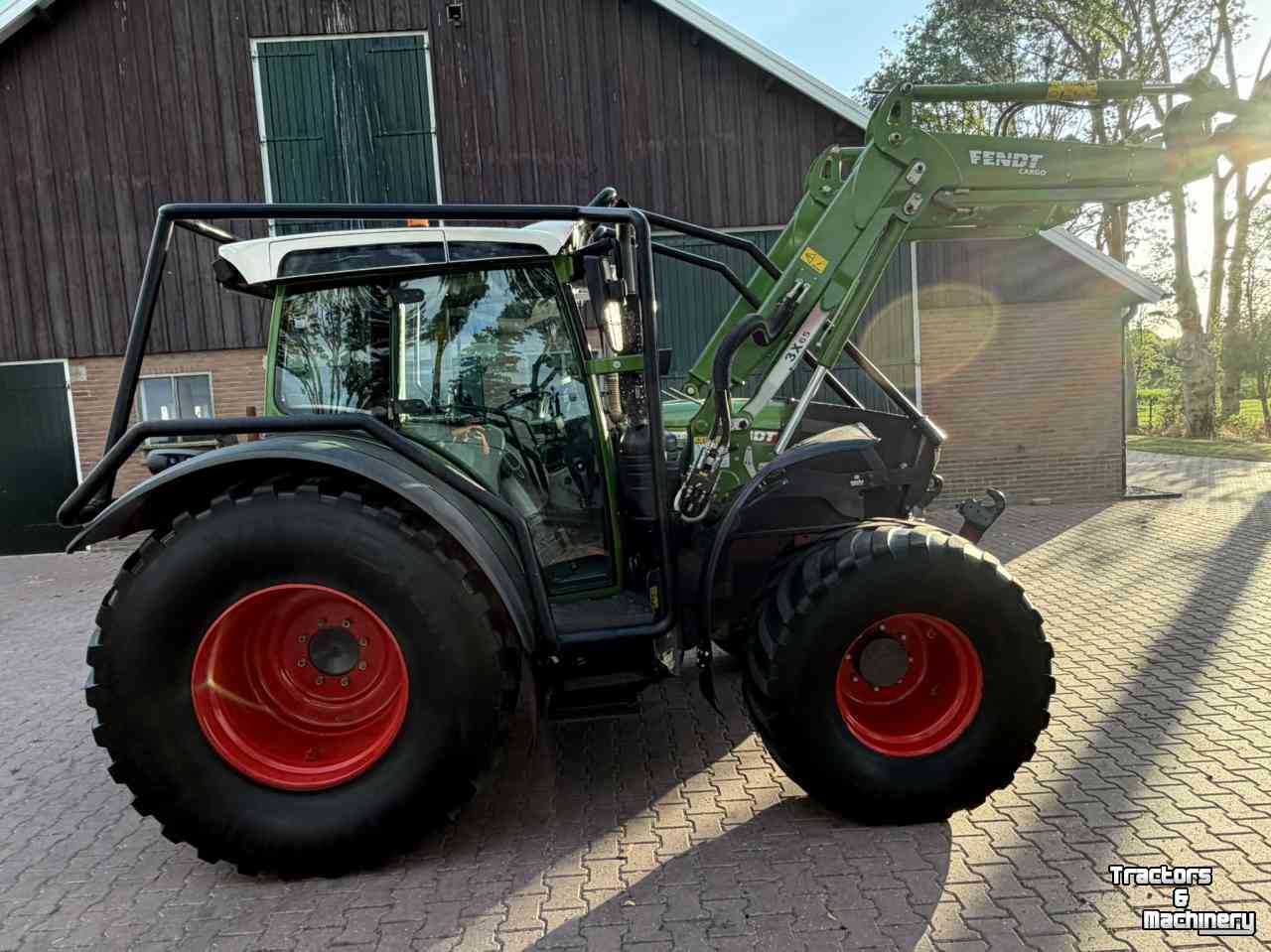 Tractor / Trekker Fendt 211 Vario met bosbouwbescherming / forestry protection