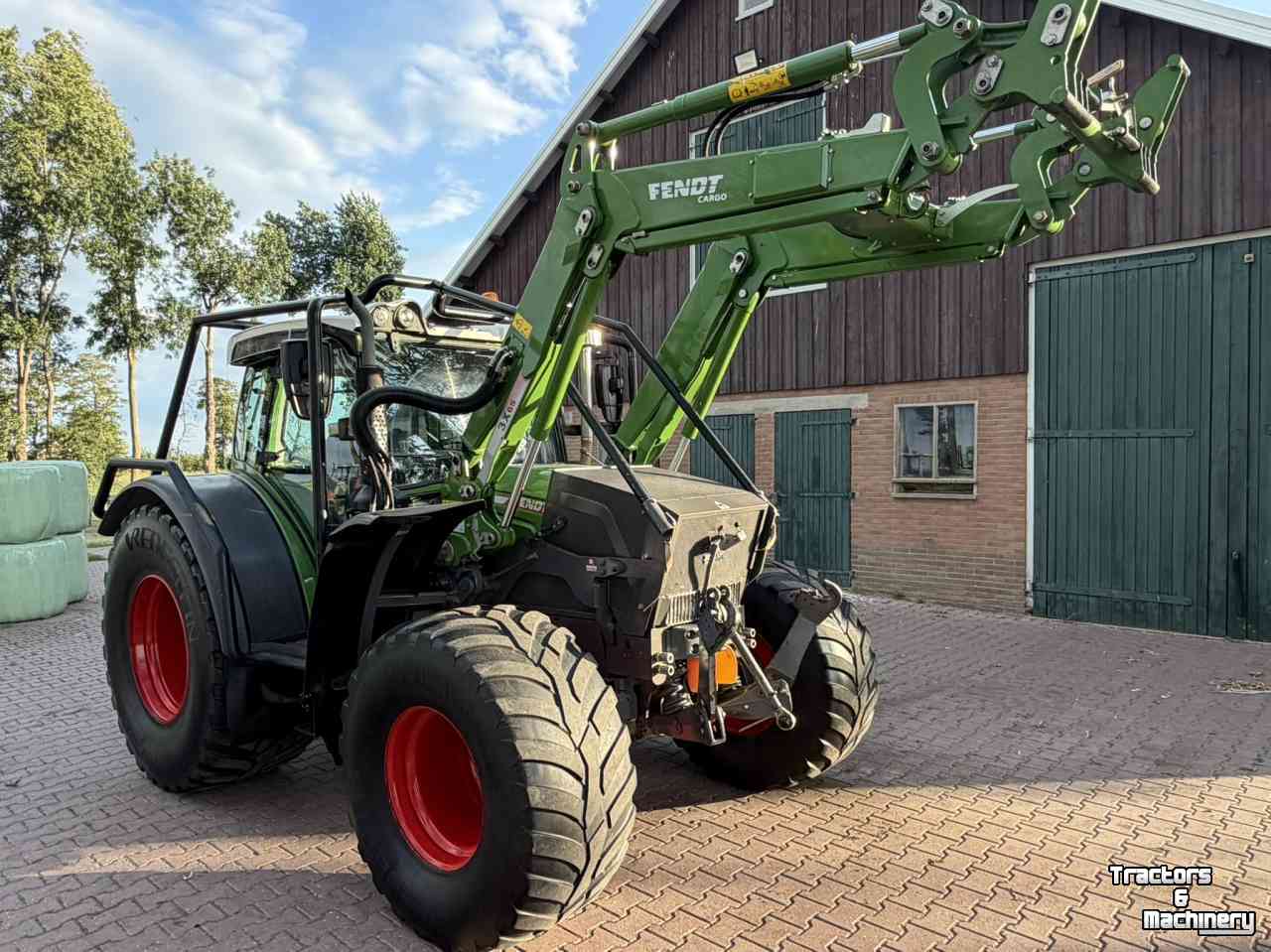 Tractor / Trekker Fendt 211 Vario met bosbouwbescherming / forestry protection