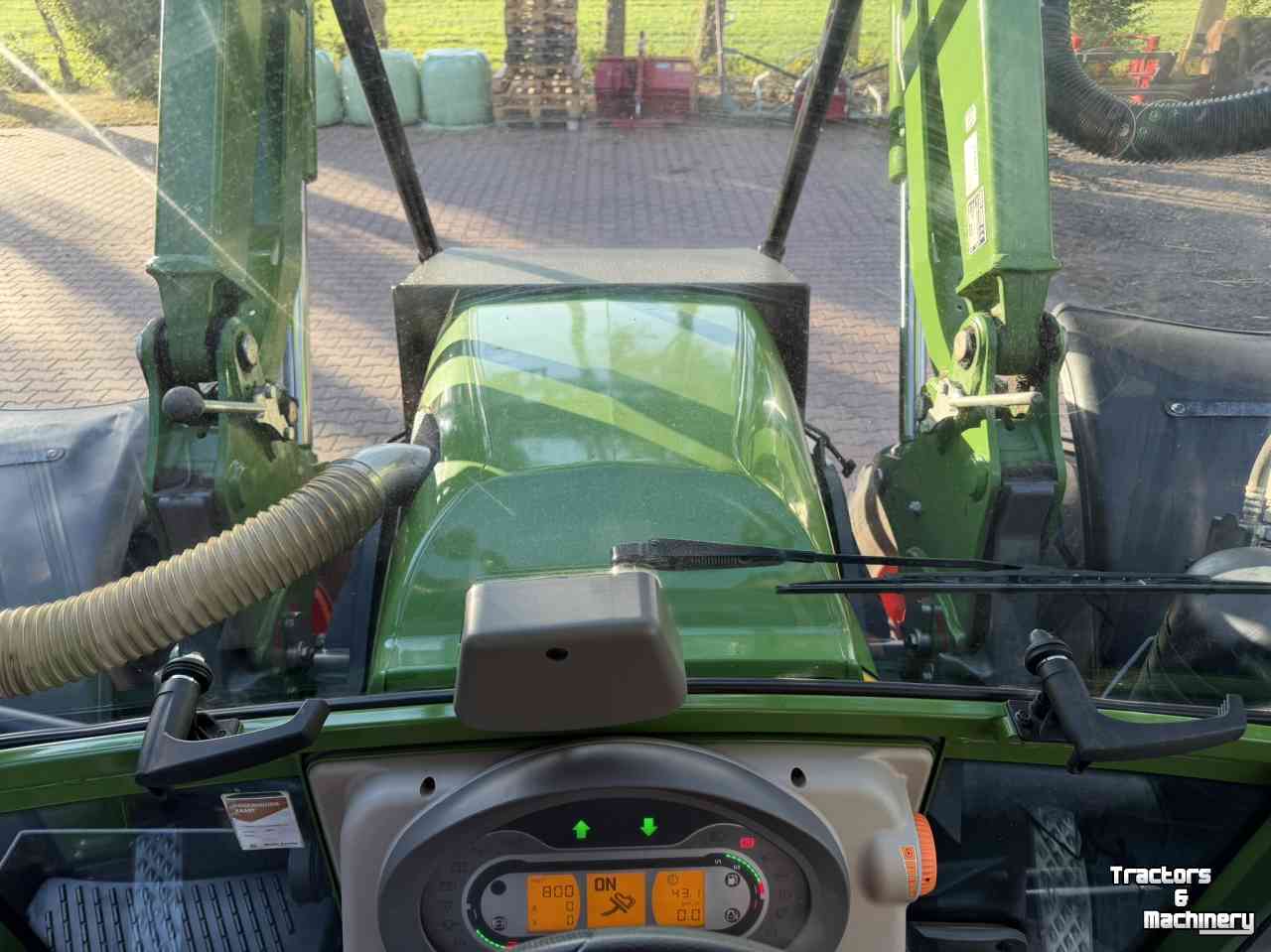 Tractor / Trekker Fendt 211 Vario met bosbouwbescherming / forestry protection