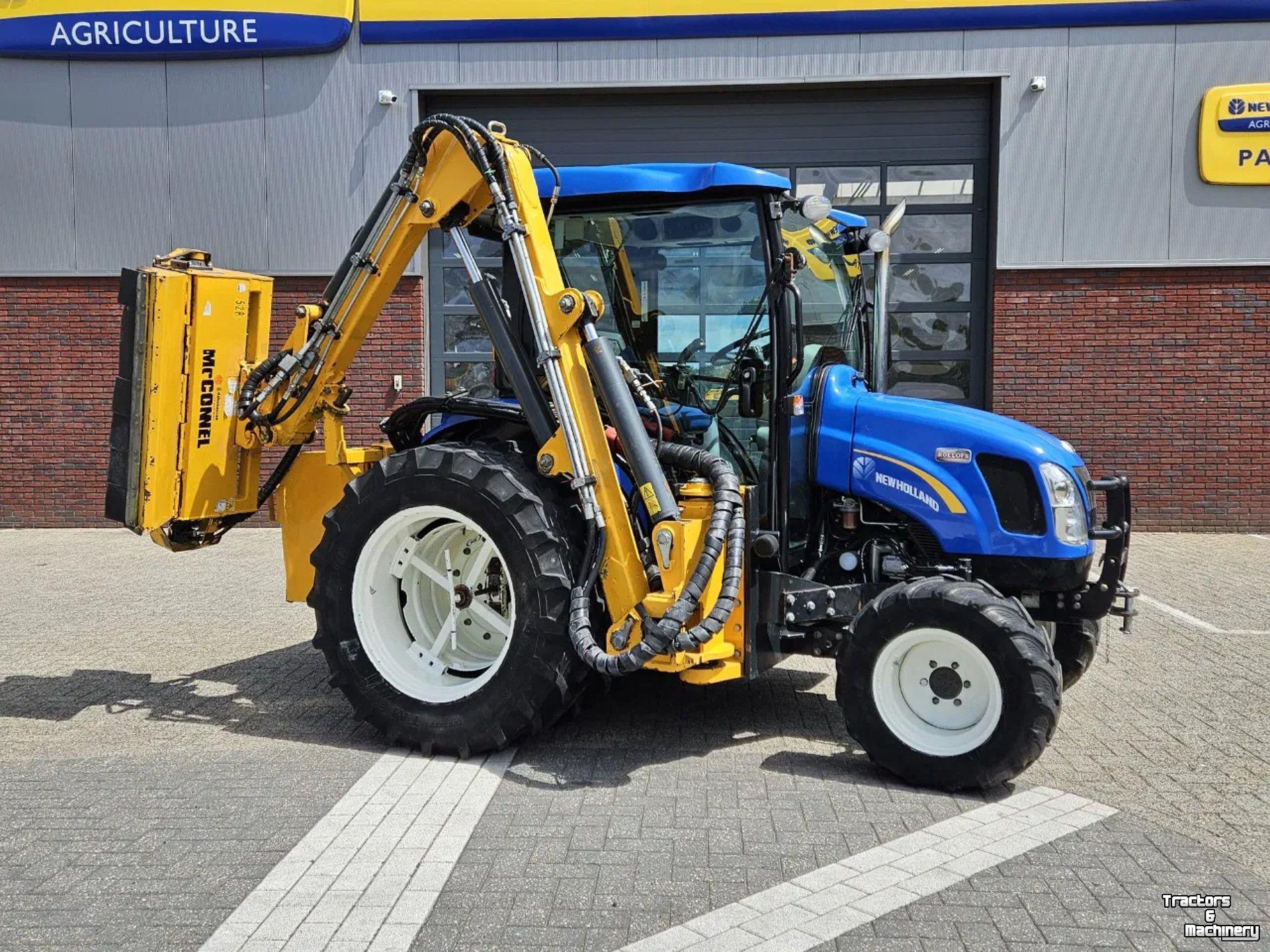 Smalspoor tractor New Holland Boomer 3050 met Bos Maaiarm